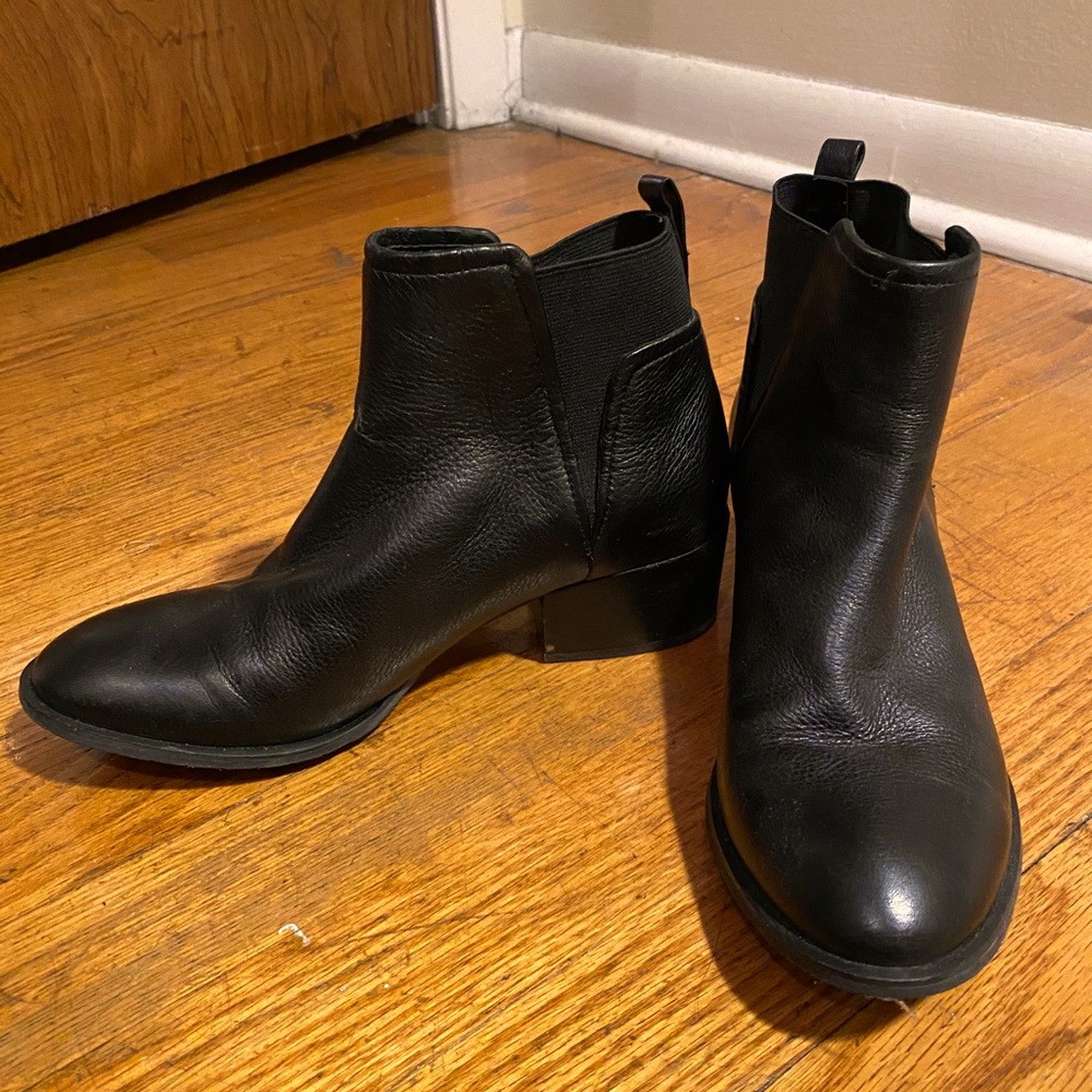 Kenneth Cole Artie Chelsea Ankle Boot